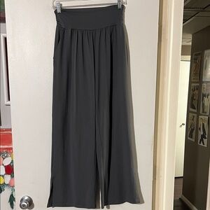 UEU gray yoga pants   Front pockets.